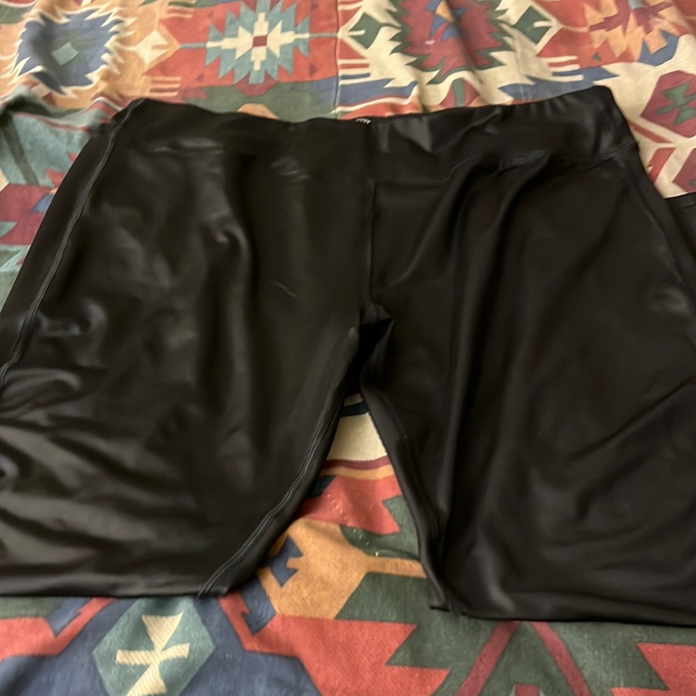Plus size shiny leggings